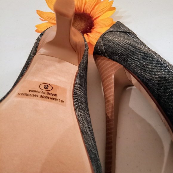 🎁FREE GIFT INCLUDED🎁 NWOT Denim Stiletto Platform Peep Toe Heels Metal Accent - Picture 11 of 15